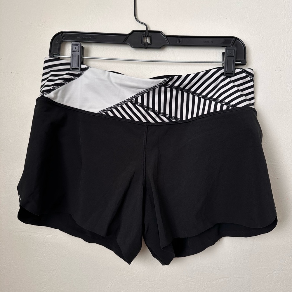 LULULEMON Groovy Run Short Blk/Wht 6 - Picture 1 of 5